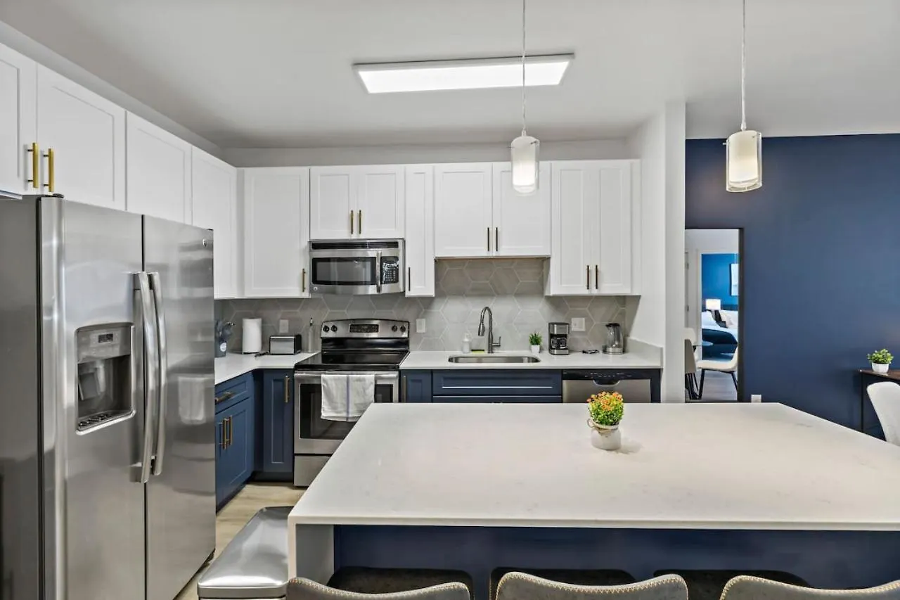 Beautiful 1Bd - 5Min Dt, Gym, Parking, W-D - Sleeps 6 Apartment Charlotte